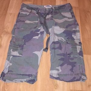 Vintage Abercrombie camo capris EUC- size small